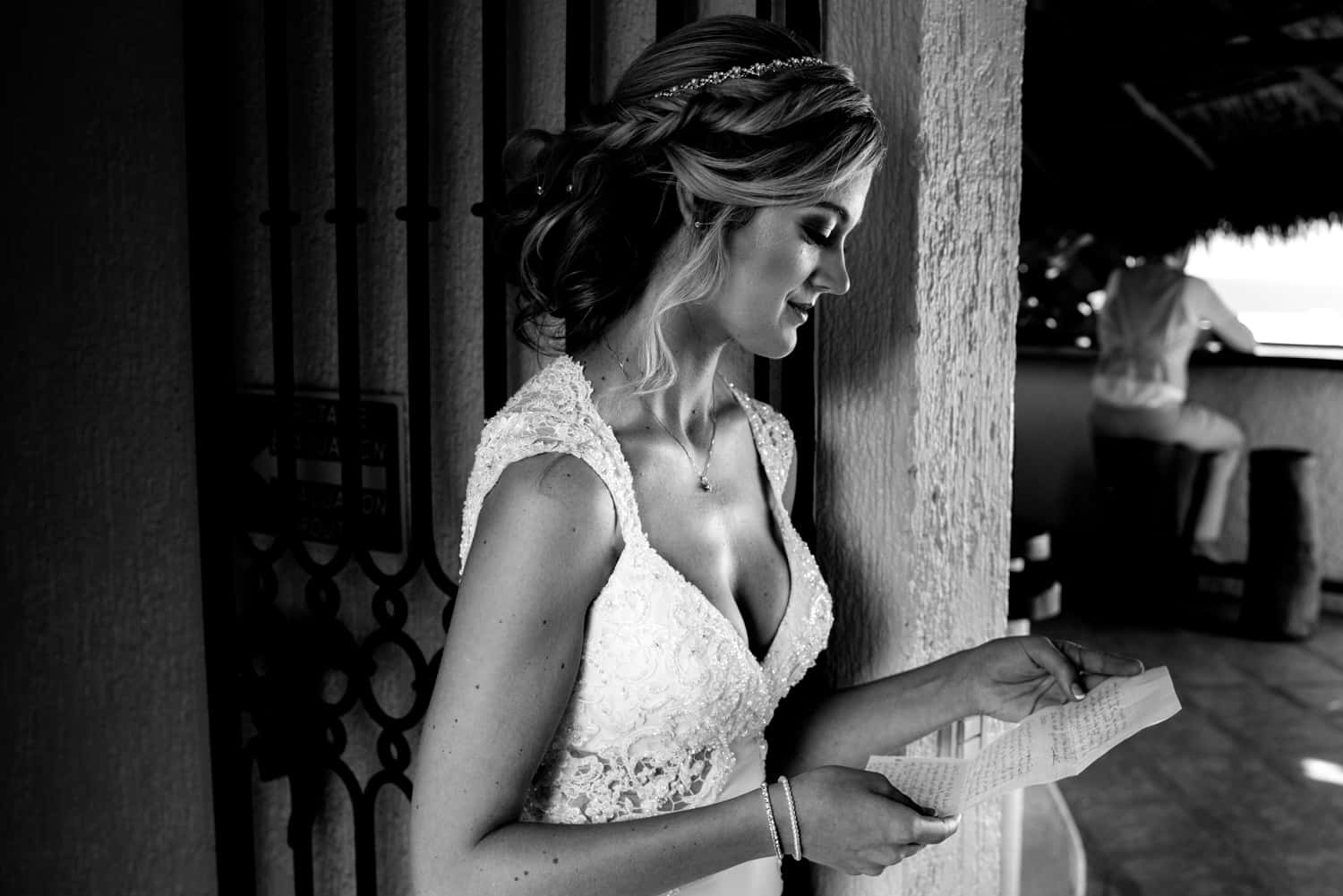 Bride reading a letter before her first look